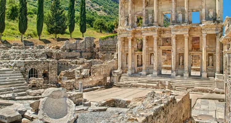 Antike Steinmauern und umliegende Ruinen der Bibliothek des Celsus in Ephesos, in warmes Tageslicht getaucht