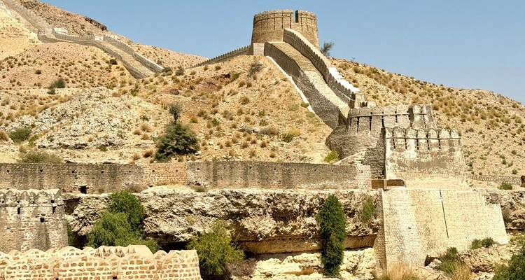 Les longues murailles défensives et bastions du fort de Ranikot serpentent à travers les collines arides du Sindh.