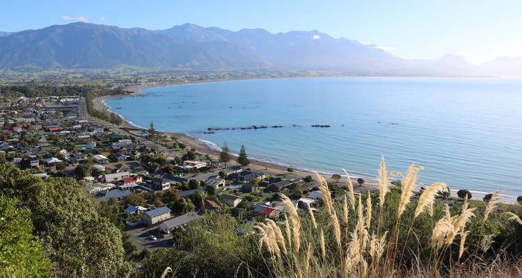 Vue panoramique sur la ville de Kaikoura avec sa vaste baie et les montagnes au-delà