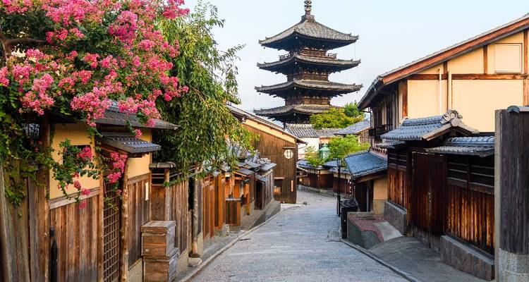 Historische steeg in Kyoto met houten huizen en iconische vijfverdiepingen pagode.