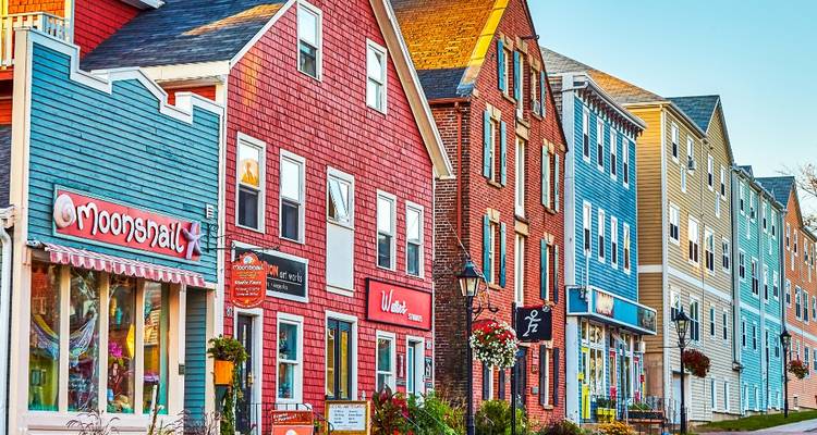 Des bâtiments en bois peints de couleurs vives bordent la charmante rue principale de l'historique Lunenburg.
