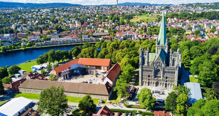 Luftaufnahme von Trondheim mit der großartigen Nidaroskirche, umgeben von grünen Parks und dem Fluss Nidelva.