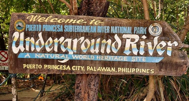 Panneau en bois patiné accueillant les visiteurs au Parc National de la Rivière Souterraine de Puerto Princesa