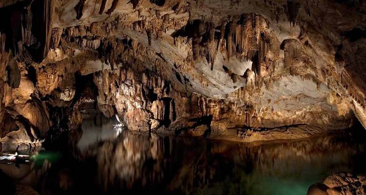 Vue large de stalactites et stalagmites spectaculaires à l'intérieur d'une grande caverne