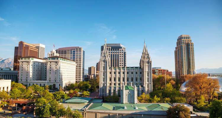 Horizon de Salt Lake City avec le temple mormon flanqué de gratte-ciel modernes par une journée claire