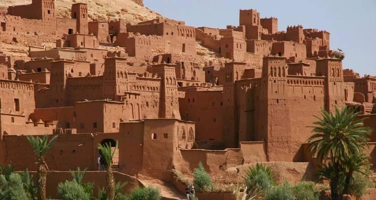 Vista de primer plano de las torres de adobe de la kasbah de Ait Benhaddou enmarcadas por la ladera del desierto