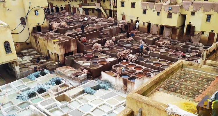 Vista aérea de las tenerías de cuero de Fez con trabajadores manejando pozos de tinte coloridos
