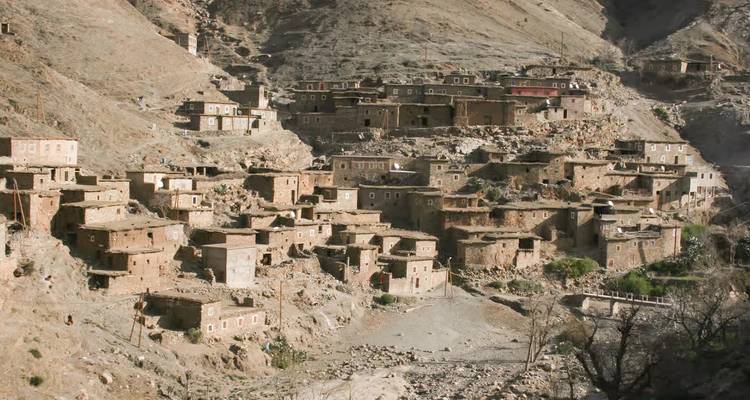 Aldea bereber aislada de casas de piedra aferradas a una ladera estéril de las montañas del Atlas