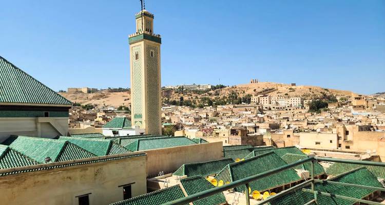 Vista panorámica de los tejados de la medina de Fez dominada por un minarete de tejas verdes