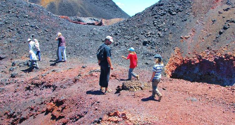 Los viajeros exploran campos de lava coloridos y formaciones de rocas volcánicas
