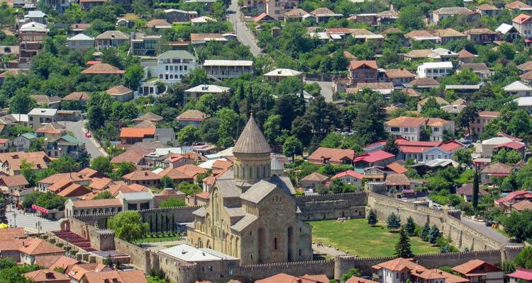 La Catedral Histórica de Svetitskhoveli rodeada de casas con tejados rojos de Mtskheta.