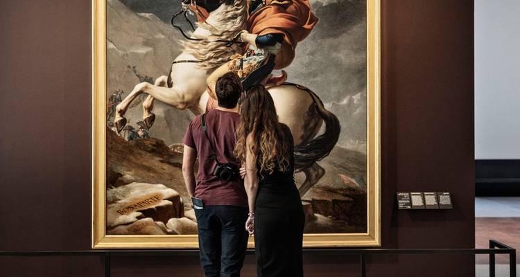 Stel dat hand in hand naar een meesterwerk van een paardenschilderij kijkt in de galerie van het Louvre Abu Dhabi.