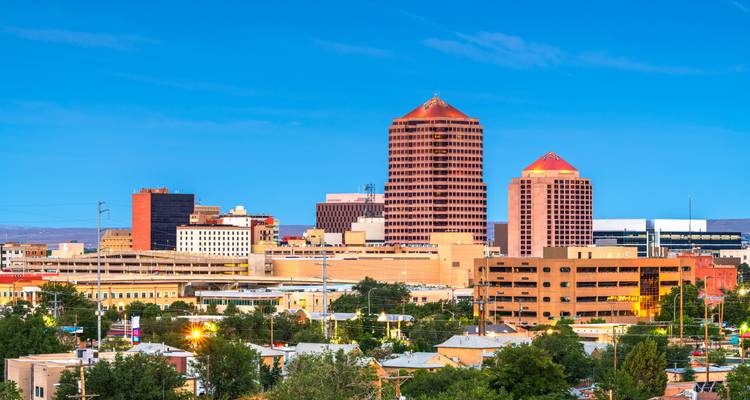Skyline du centre-ville d'Albuquerque avec ses toits pyramidaux distinctifs sous un ciel bleu dégagé