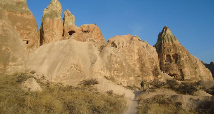 Des pinacles de tuf uniques et des habitations troglodytiques se dressent contre un ciel bleu clair en Cappadoce.