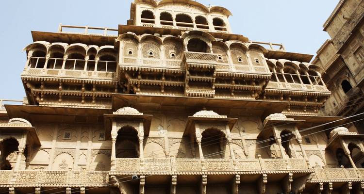 Sierlijke zandstenen gevel van Patwon Ki Haveli in Jaisalmer met ingewikkelde balkons.