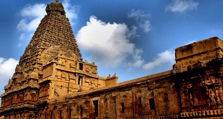 Stenen Brihadeeswarar Tempel toren reikt in een blauwe hemel bezaaid met wolken