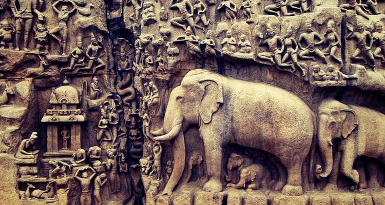 Graniëten reliëf van olifanten en hemelse figuren bij de Arjuna's Boetedoening-beeldhouwwerk in Mahabalipuram.