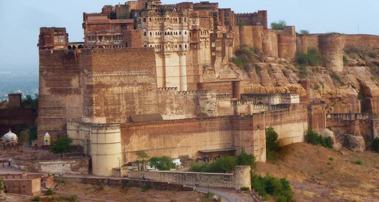 Hoge zandstenen muren en bastions van Mehrangarh Fort gelegen op rotsachtige uitstulping