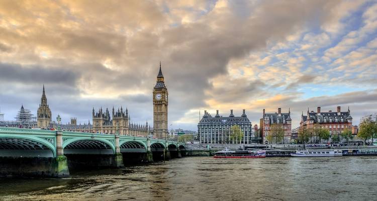 Vista icónica del Big Ben y las Casas del Parlamento sobre el Támesis.