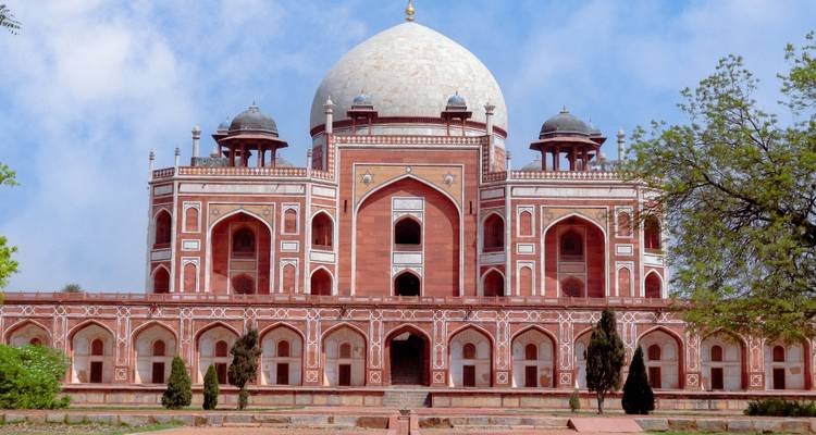 Humayuns Tombe, een groots rood-zandstenen mausoleum met witte koepel, staat in formele tuinen.