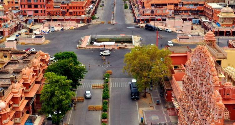 Een luchtfoto van Jaipur's roze architectuur omringt een brede, bijna lege kruising.