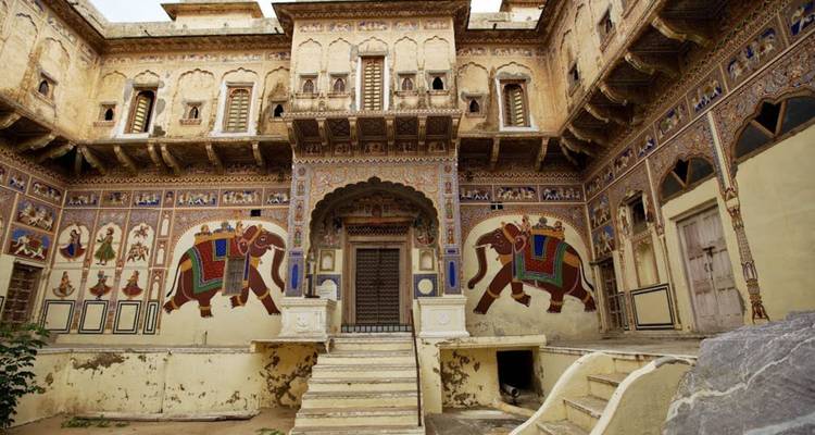 Prächtig freskierter Haveli-Innenhof mit Elefantenwandmalereien und geschnitzten Balkonen in Shekhawati
