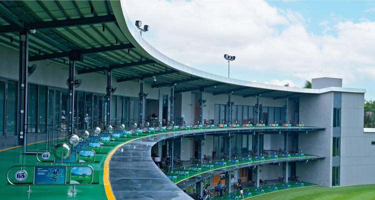 Moderne meervoudige golf driving range met rijen golfboxen en heldere doelen