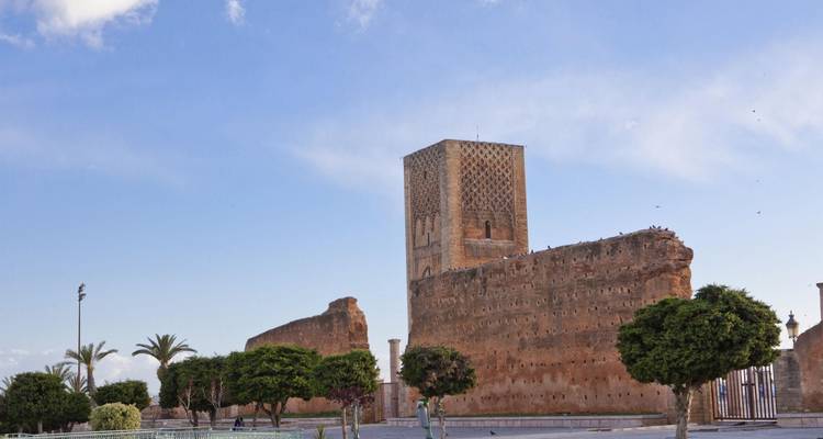 Hassan Toren ruïnes met heldere blauwe lucht en weinig bezoekers in Rabat