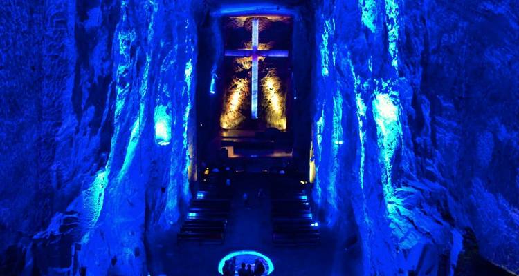 Caverne illuminée en bleu avec une immense croix à l'intérieur de la Cathédrale de sel de Zipaquirá