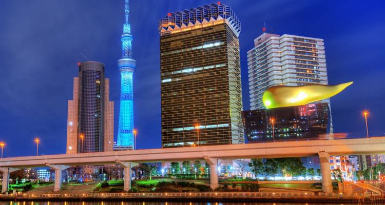 Tokyo Skytree und moderne Skyline, beleuchtet gegen einen tiefblauen Nachthimmel