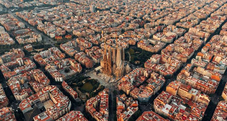 Luftpanorama von Barcelonas Eixample-Gitter mit Fokus auf die imposante Basilika Sagrada Família