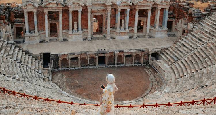 Mujer contempla el gran anfiteatro antiguo de Hierápolis en Pamukkale.