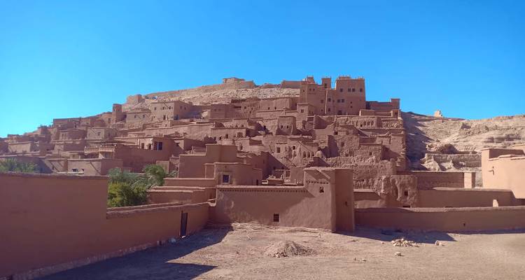 Plano general de la ciudadela de tierra de Ait Benhaddou bajo el duro sol del mediodía
