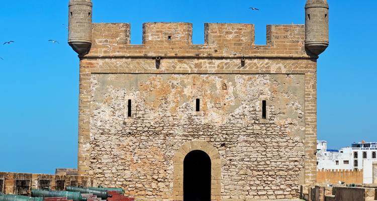 Historische kustforttoren in Essaouira met kanonnen opgesteld aan de voet