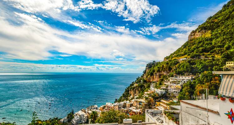 Vue panoramique sur la mer turquoise et le village pittoresque aux falaises colorées le long de la Côte amalfitaine.