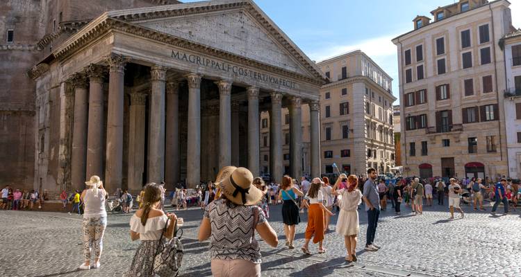 Une foule de touristes devant les grandes colonnes du Panthéon par une journée ensoleillée.