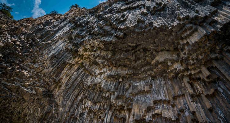 Les colonnes de basalte verticales imposantes de la Symphonie des Pierres dans la Gorge de Garni, vues d'en bas.