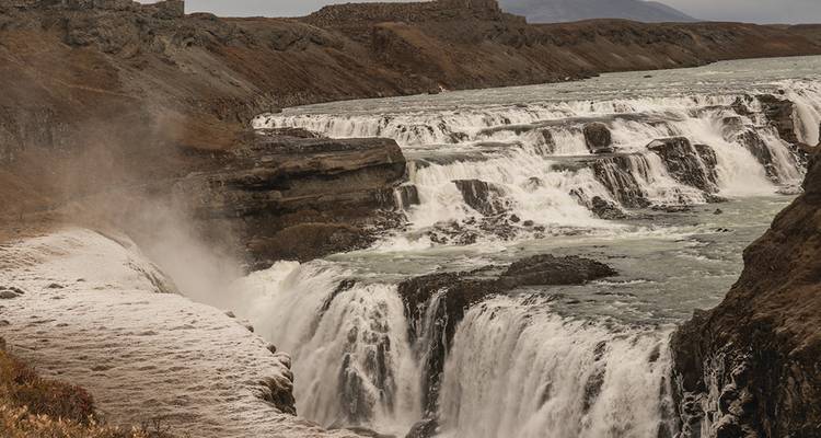 La majestueuse cascade multi-étages de la chute d'eau Gullfoss se précipite à travers un canyon brumeux