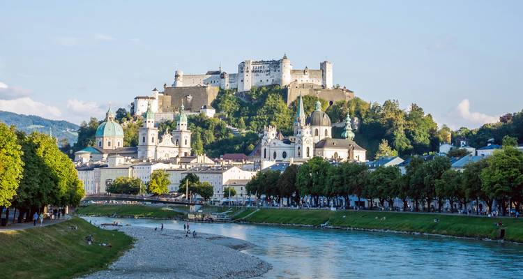 Panorama pittoresque de Salzbourg avec la forteresse de Hohensalzburg dominant la rivière Salzach.