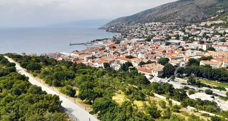 Verhoogd panoramisch uitzicht op een Kroatische kuststad die zich uitstrekt langs de Adriatische Zee.