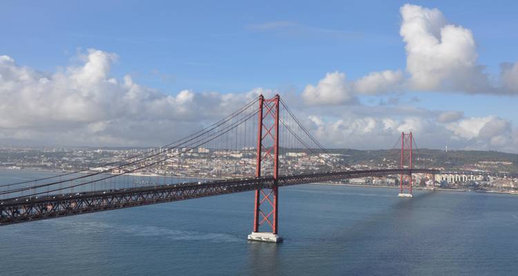 25 de Abril hangbrug over de rivier de Taag onder verspreide wolken