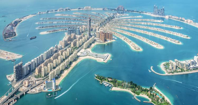 Luftbildpanorama der Insel Palm Jumeirah und des türkisfarbenen Golfs.