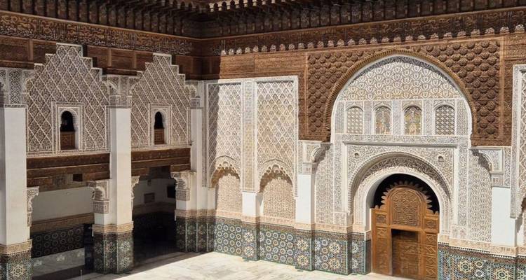Vista elevada de un patio marroquí decorativo con azulejos estampados y arcos tallados.