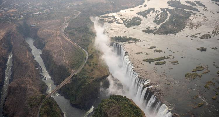 Un plan aérien élevé des chutes Victoria avec la brume qui s'élève et les cours d'eau environnants