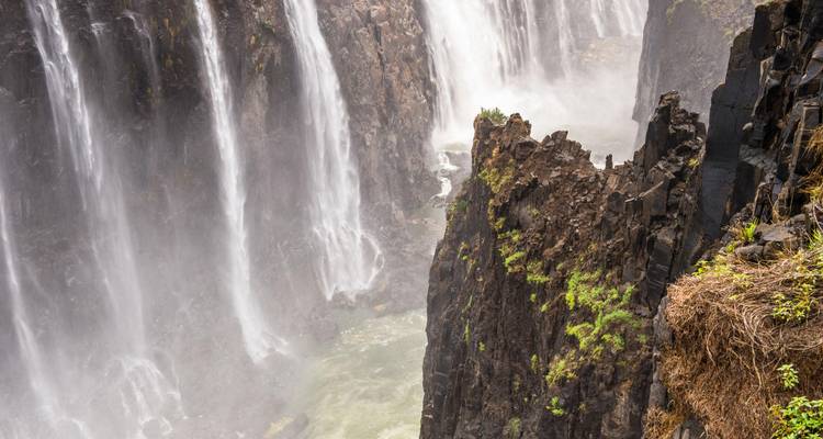 Vue rapprochée de l'eau en cascade aux Chutes Victoria avec des falaises rocheuses