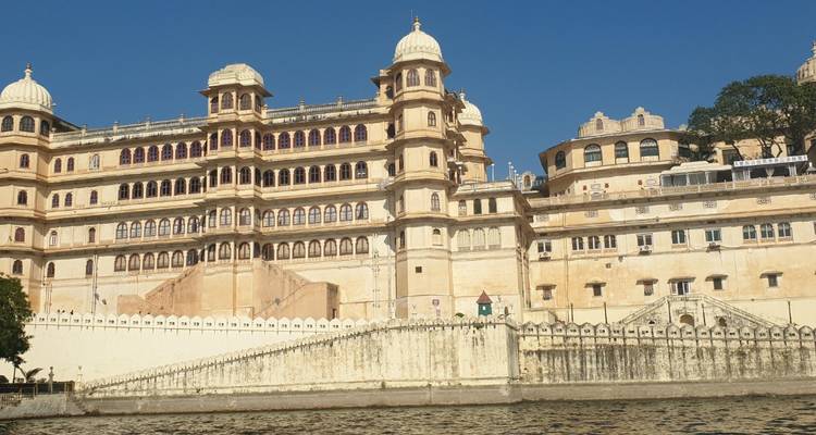 Seefassade des Udaipur City Palace im Morgenlicht.