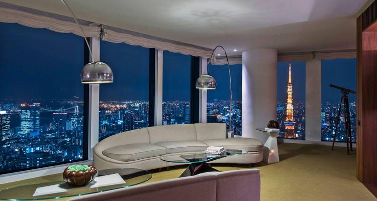 Suite de luxe en hauteur offrant une vue panoramique nocturne sur l'horizon de Tokyo et la Tour de Tokyo