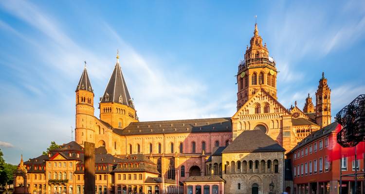 Same Mainz Cathedral scene bathed in warm sunset glow with silky sky motion.