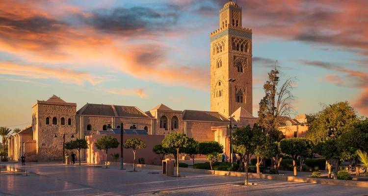 Mezquita Koutoubia iluminada por los colores cálidos del atardecer sobre el horizonte de Marrakesh