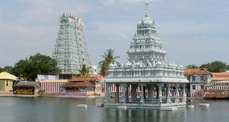 Witte gopuram en drijvende mandapam-paviljoen van Ramanathaswamy Temple weerspiegeld in een heilig waterbekken.